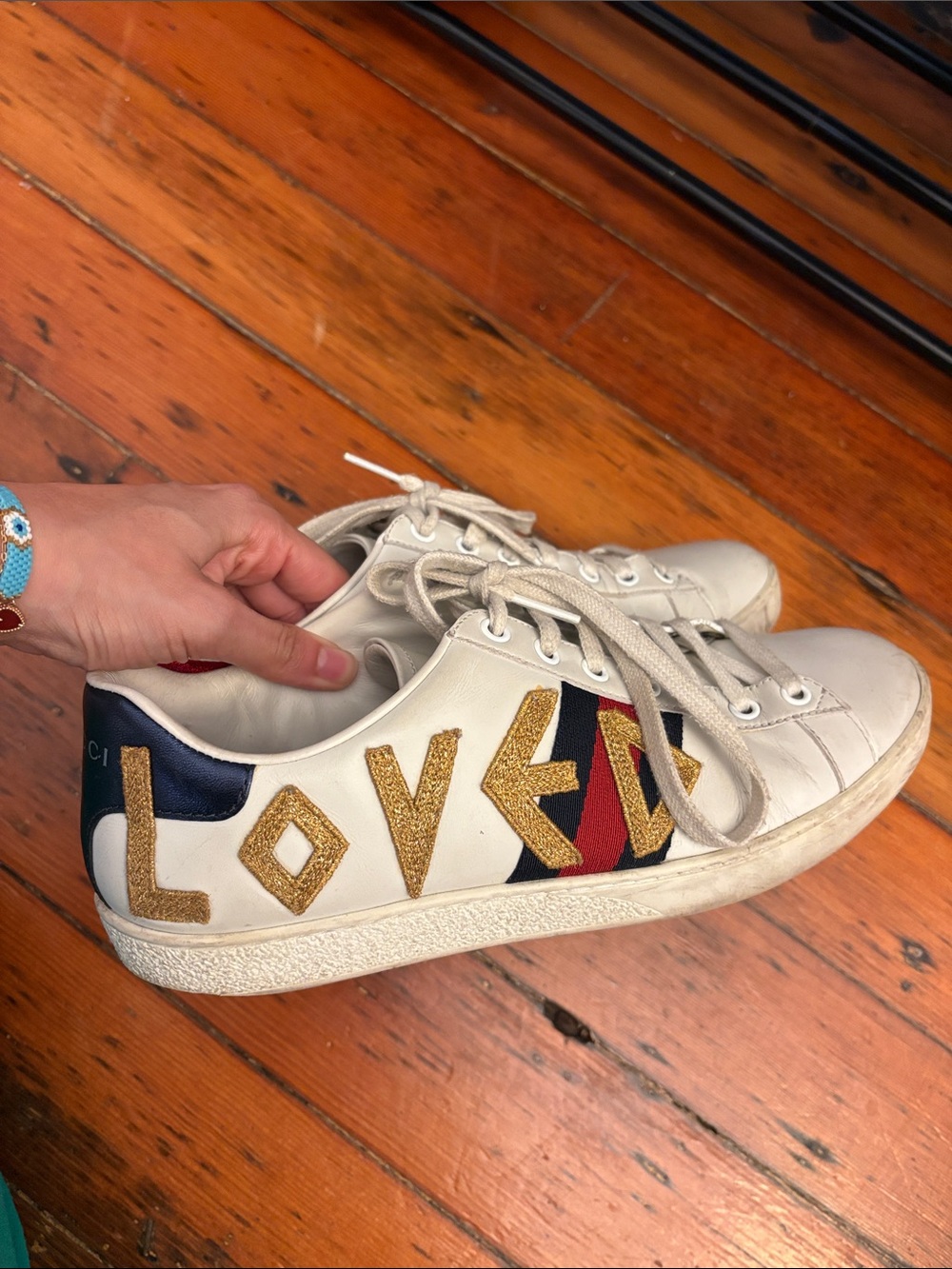 Gucci White Leather Sneakers with Gold 'LOVE' Appliqué and Red/Blue Heel - Picture 4 of 5